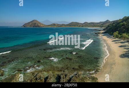 Sumbawa ist eine wunderschöne Insel neben Lombok, Nusa Tenggara Barat. Geeignet zum Surfen, Camping erkunden Naturstrände Stockfoto