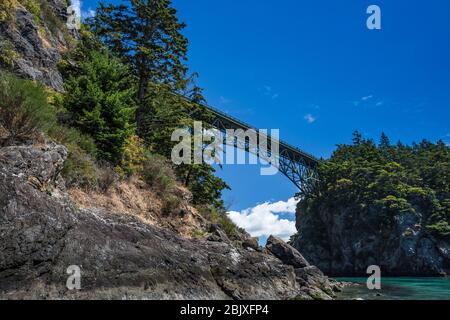 Deception Pass Bridge, die Fidalgo und Whidbey Islands verbindet, im Deception Pass State Park, Washington State, USA Stockfoto