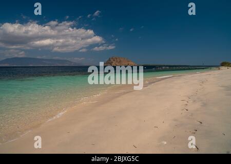 Sumbawa ist eine wunderschöne Insel neben Lombok, Nusa Tenggara Barat. Geeignet zum Surfen, Camping erkunden Naturstrände Stockfoto