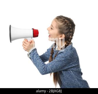 Kleines Mädchen schreit in Megaphon auf weißem Hintergrund Stockfoto