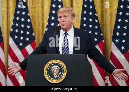 Washington, Usa. April 2020. Präsident Donald J. Trump spricht über den Schutz von Senioren vor der COVID-19-Pandemie im Ostraum des Weißen Hauses in Washington, DC, USA, 30. April 2020. Die Veranstaltung kommt, nachdem der Präsident sagte, er werde nicht föderalen sozialen Distanzierungsrichtlinien, die am Ende des Tages auslaufen wird verlängern. Foto von Jim Lo Scalzo/UPI Quelle: UPI/Alamy Live News Stockfoto