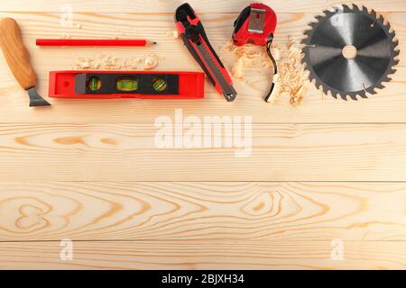 Set der Tischler Werkzeuge auf Holz- Hintergrund Stockfoto