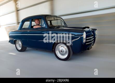 Mastmontage-Rig Schuss eines modifizierten Ford 100e (1953-59) V8-powered Hot Rod Stockfoto