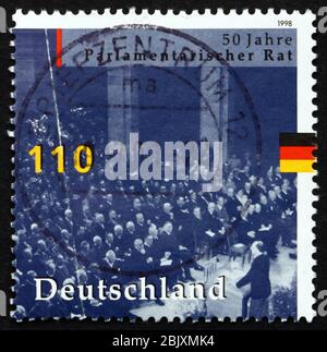 DEUTSCHLAND - UM 1998: Eine in Deutschland gedruckte Briefmarke zeigt den Parlamentarischen Rat, Bonn, 1948, Convening to Draw up Constitution, um 1998 Stockfoto