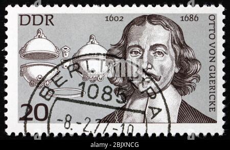 DEUTSCHLAND - UM 1977: Eine in Deutschland gedruckte Briefmarke zeigt Otto von Guericke, Physiker, und Magdeburger Hemisphären, um 1977 Stockfoto