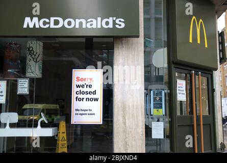 McDonald's schloss unter der Sperrung der Coronavirus-Pandemie, plant jedoch, 15 Verkaufsstellen für Lieferungen erst am 13. Mai in Großbritannien wieder zu eröffnen Stockfoto