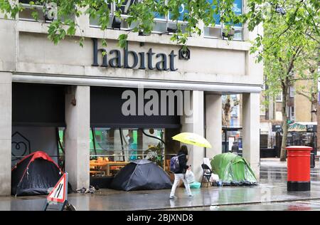 Zelte, die von Obdachlosen außerhalb von Habitat auf TCR während der Sperrung der Coronavirus-Pandemie in London, Großbritannien, aufgestellt wurden Stockfoto