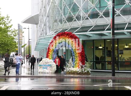 Ikonischer Regenbogen außerhalb der UCH an der Euston Road, um der Öffentlichkeit zu danken und ihnen zu versichern, dass das NHS während der Covid-19 Pandemie, Hashtag weareyourNHS, in London, Großbritannien, allen Patienten zugänglich ist Stockfoto