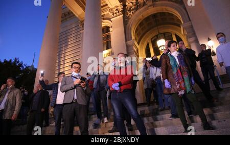 Belgrad, Serbien. April 2020. Die serbischen Oppositionellen pfeifen während des Protestes vor dem Parlament, inmitten der anhaltenden Coronavirus COVID-19 Pandemie. Die serbische Opposition und Mitglieder der Allianz für Serbien protestierten vor dem parlamentsgebäude gegen die Regierungspolitik, um die Ausbreitung der durch das SARS-CoV-2-Coronavirus verursachten Pandemie COVID-19 einzudämmen. Kredit: Koca Sulejmanovic/Alamy Live News Stockfoto