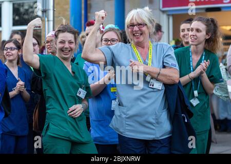 Southend-on-Sea, Großbritannien. April 2020. Krankenschwestern, Ärzte und NHS-Mitarbeiter am Eingang zur A&E-Abteilung des Southend University Hospital, für den wöchentlichen Clap for Carers während der Corona-Virus-Pandemie. Penelope Barritt/Alamy Live News Stockfoto