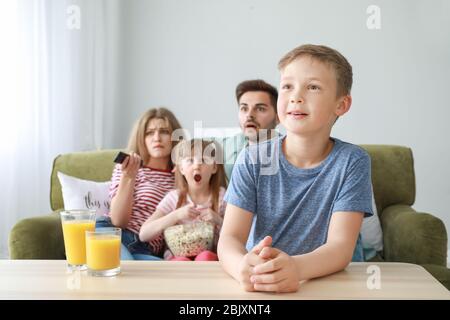 Familie Fernsehen zu Hause Stockfoto