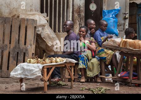 Bukavu, Demokratische Republik Kongo : Handel auf der Straße. Lächelndes afrikanisches kongolesisches Volk, das Gemüse verkauft Stockfoto