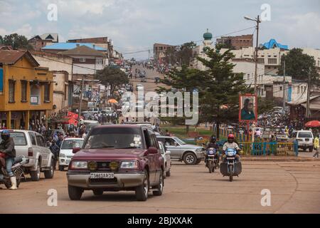 Bukavu, Demokratische Republik Kongo: Verkehr auf staubigen zentralen Straße der Stadt. Autos und Motorräder Stockfoto