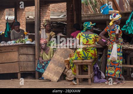 Bukavu, Demokratische Republik Kongo - : Afrikanische kongolesische Frauen in farbenfroher traditioneller Kleidung auf Gemüsemarkt Stockfoto