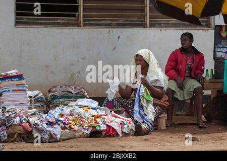 Bukavu, Demokratische Republik Kongo : Afrikanische kongolesische Frauen in bunten traditionellen Kleidung lokalen Markt Handel Stockfoto