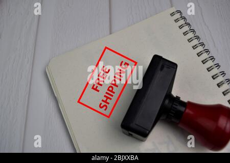 Roter Griff Gummi Stamper und kostenloser Versand Text isoliert auf weißem Hintergrund. Stockfoto