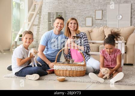 Familie mit niedlichen lustige Kätzchen zu Hause Stockfoto