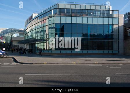 Green Glass Moderne Architektur Westfield White City Shepherds Bush Library 6 Wood LN, Shepherd's Bush, London W12 von Ian Ritchie Architects Stockfoto