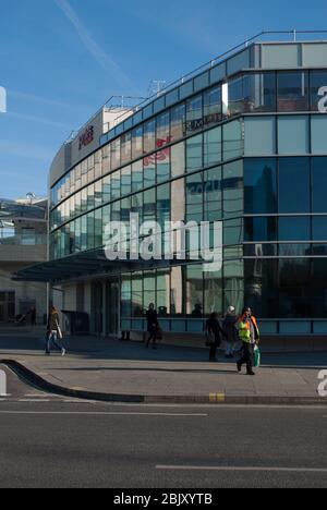 Green Glass Moderne Architektur Westfield White City Shepherds Bush Library 6 Wood LN, Shepherd's Bush, London W12 von Ian Ritchie Architects Stockfoto