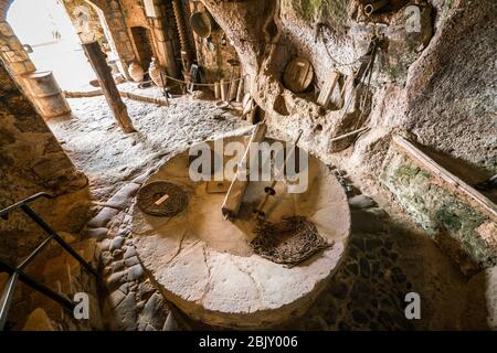 Weinkeller und Olivenölpresse in der Höhle des Heiligen Bonaventure in Cività di Bagnoregio, Civita Bagno, einem alten etruskischen Dorf auf dem Hügel perche Stockfoto