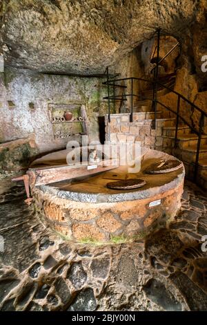 Weinkeller und Olivenölpresse in der Höhle des Heiligen Bonaventure in Cività di Bagnoregio, Civita Bagno, einem alten etruskischen Dorf auf dem Hügel perche Stockfoto