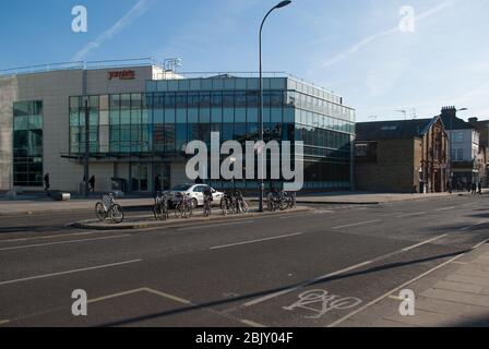 Green Glass Moderne Architektur Westfield White City Shepherds Bush Library 6 Wood LN, Shepherd's Bush, London W12 von Ian Ritchie Architects Stockfoto