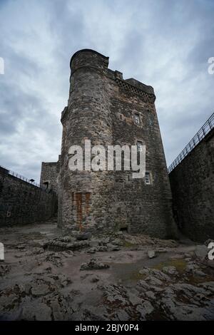 Blackness Castle erbaut von Sir George Crichton in den 1440er Jahren, liegt am Rande des Firth of Forth See und ähnelt einem Steinschiff, Schottland, Großbritannien Stockfoto