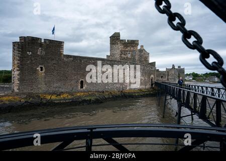 Blackness Castle erbaut von Sir George Crichton in 1440s, liegt am Rande des Firth of Forth Sea. Diese Festung ähnelt einem Steinschiff, Schottland Stockfoto