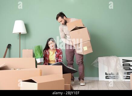 Junges Paar auspacken Sachen nach dem Umzug in das neue Haus Stockfoto