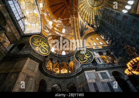 Blick auf die Decke und einen Teil des oberen Geschosses des Innenraums des Hagia Sophia Museums, einer ehemaligen muslimischen Moschee, in Istanbul, Türkei. Stockfoto