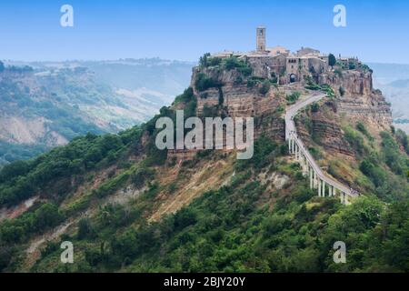 Cività di Bagnoregio, Civita Bagno, ein altes etruskische Bergdorf auf dem Gipfel des vulkanischen Tufta-Felsens in der südlichen Toskana, erodiert langsam. Der o Stockfoto