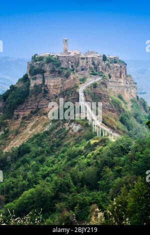 Cività di Bagnoregio, Civita Bagno, ein altes etruskische Bergdorf auf dem Gipfel des vulkanischen Tufta-Felsens in der südlichen Toskana, erodiert langsam. Der o Stockfoto