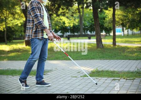 Blind reifer Mann im Park Stockfoto