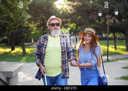 Blind reifer Mann mit seiner Tochter zu Fuß in Park Stockfoto