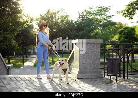 Junge blinde Frau mit Hund im Freien Stockfoto