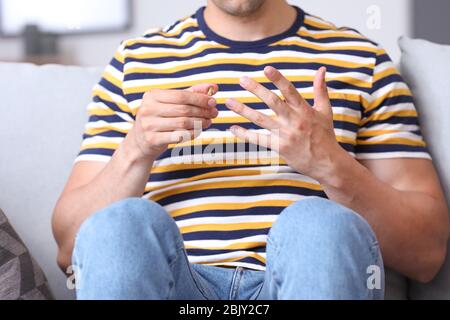 Menschen, die seinen Ehering zu Hause. Konzept der Scheidung Stockfoto