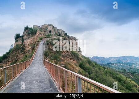 Cività di Bagnoregio, Civita Bagno, ein altes etruskische Dorf auf dem Gipfel des vulkanischen Tufta-Felsens in der südlichen Toskana, erodiert langsam. Anrufen Stockfoto