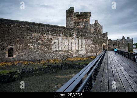 Blackness Castle erbaut von Sir George Crichton in den 1440er Jahren, liegt am Rande des Meeres auf dem Firth of Forth. Diese Festung ähnelt einem steinernen Schiff. Stockfoto