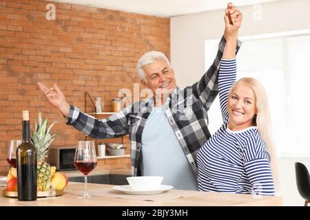 Gerne reifes Paar tanzen zu Hause Stockfoto