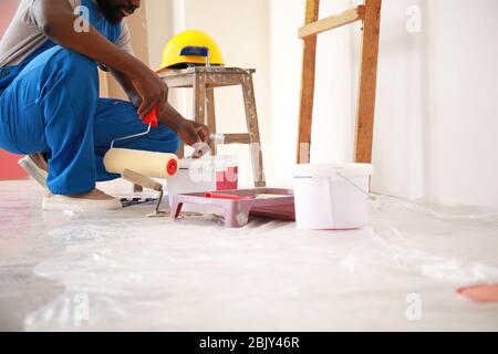 Männliche Afrikaner Dekorateur, Reparatur im Zimmer Stockfoto