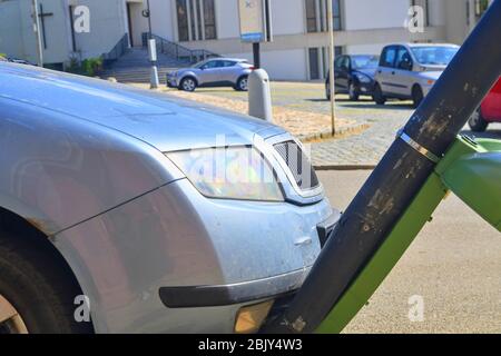 Auto stürzte in Strom Pole. Beschädigter und gebrochener Strommast durch Autounfall. Stau im Stadtverkehr. Stockfoto