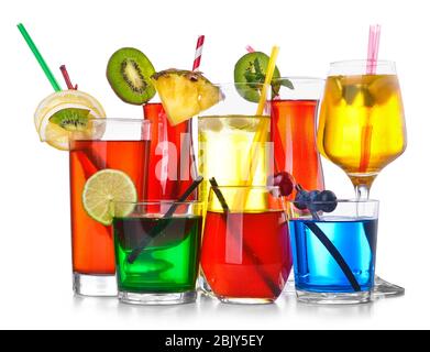 Verschiedene Cocktails in Gläser auf weißem Hintergrund Stockfoto
