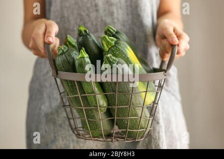 Frau mit Korb mit frischen Zucchini, Nahaufnahme Stockfoto