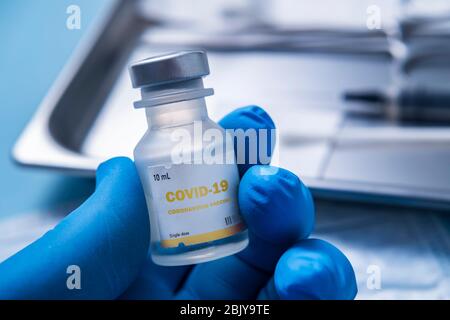 Nahaufnahme eines Handschaufelfläschchens mit Covid-19-Coronavirus-Impfstoff Stockfoto