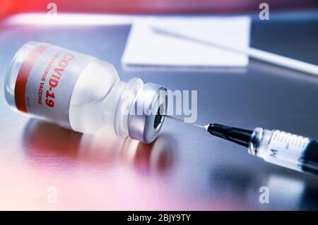 Covid-19 Coronavirus-Impfstoff auf medizinischem Tablett Stockfoto