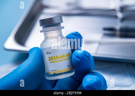 upÂ ofÂ CoronavirusÂ des Handschuhen haltenden Fläschchens Impfstoff Stockfoto