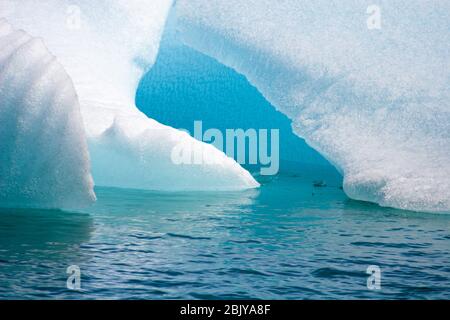 Nahaufnahme des Eisbergs vom Perito Moreno Gletscher im Canal de los Tempanos (Eisbergkanal), Lago Argentino, Los Glaciares Nationalpark, Argentinien Stockfoto