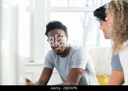 Porträt eines jungen Mannes, der mit friendsÂ herumhängt Stockfoto
