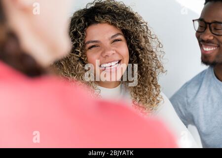 Porträt einer Frau, die mit friendsÂ hingen Stockfoto