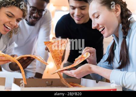 Gruppe von Freunden, die zusammen Pizza essen Stockfoto